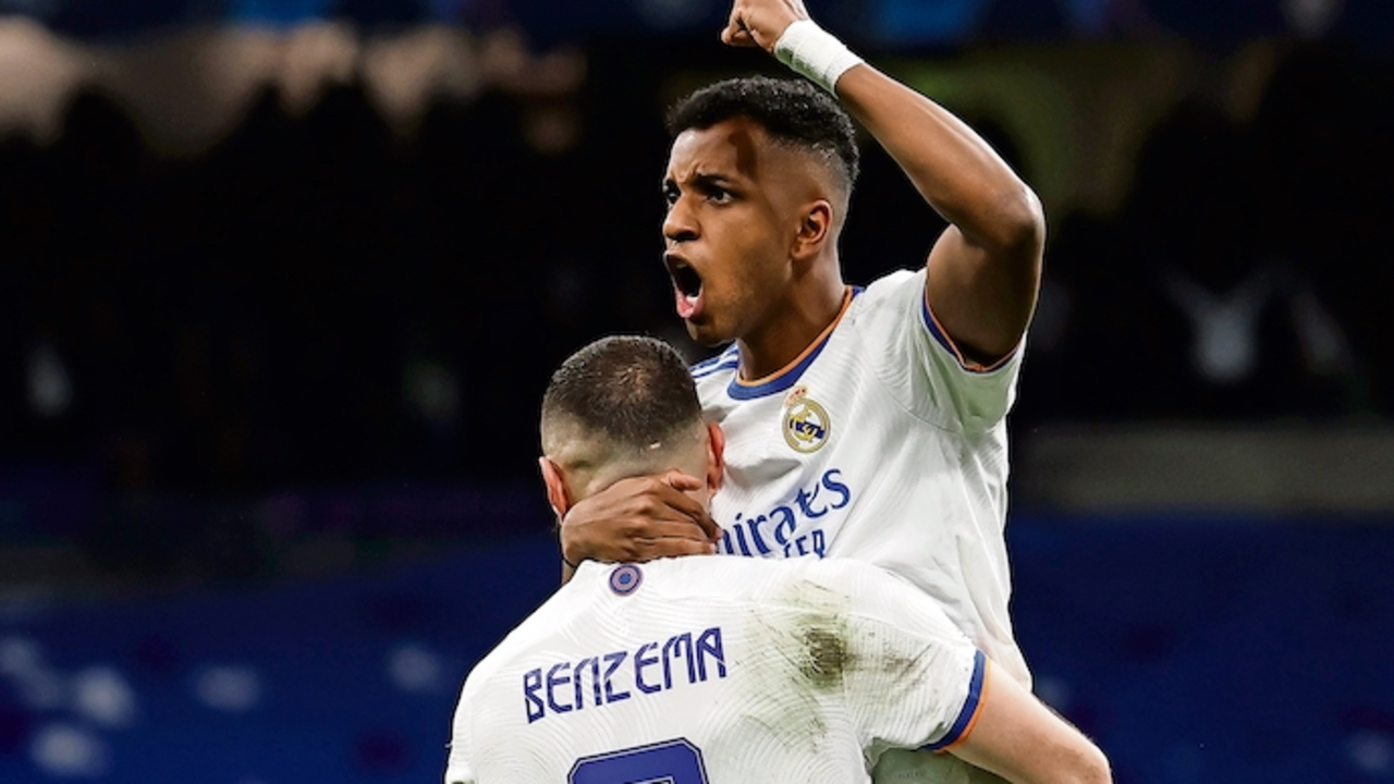 MADRID, 12/04/2022.- El delantero del Real Madrid Rodrygo Silva (d) celebra con Karim Benzem&aacute; tras marcar ante el Chelsea, durante el partido de vuelta de cuartos de final de Liga de Campeones que disputan hoy martes en el estadio Santiago Bernab&eacute;u, en Madrid. EFE/Sergio P&eacute;rez
