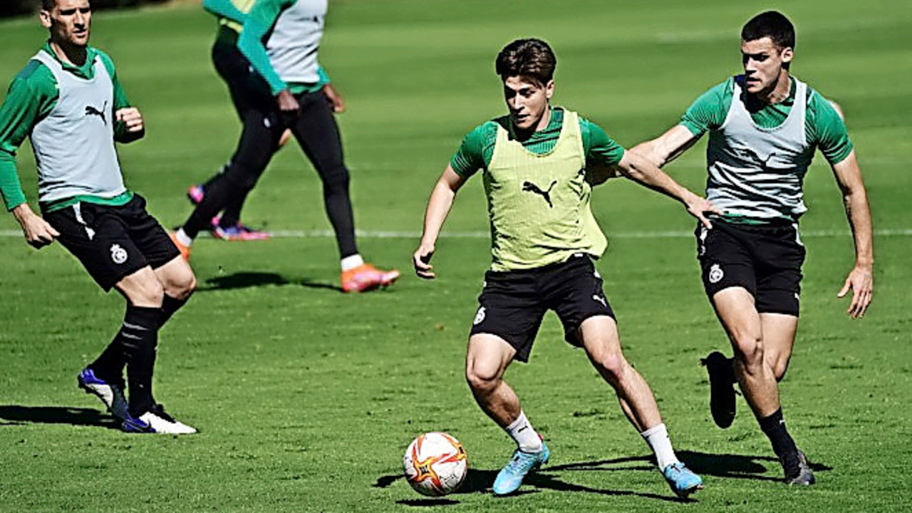 Pablo Torre, entrenando con normalidad en la ma&ntilde;ana de ayer. / rRC