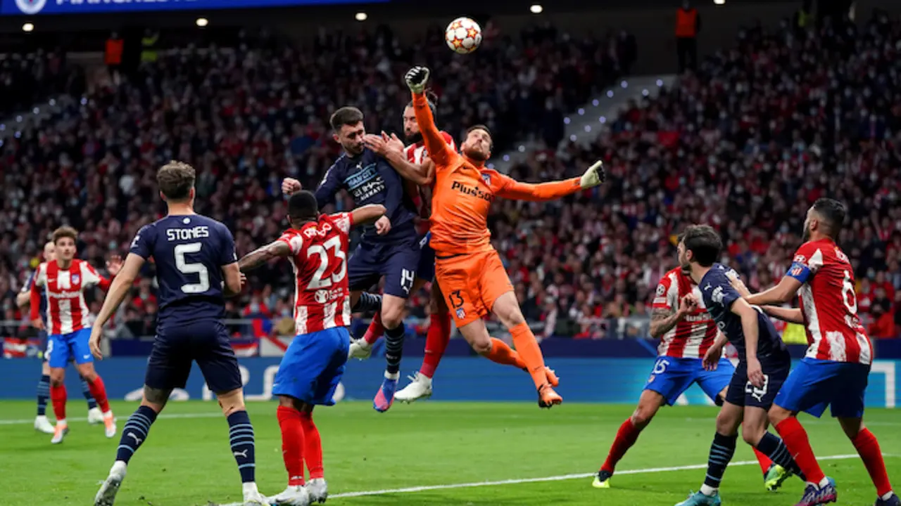 13 April 2022, Spain, Madrid: Manchester City's Aymeric Laporte (C) and Atletico Madrid goalkeeper Jan Oblak battle for the ball during the UEFA Champions League Quarter-final second leg soccer match between Atletico Madrid and Manchester City FC at Wanda Metropolitano stadium. Photo: Nick Potts/PA Wire/dpa
13/4/2022 ONLY FOR USE IN SPAIN