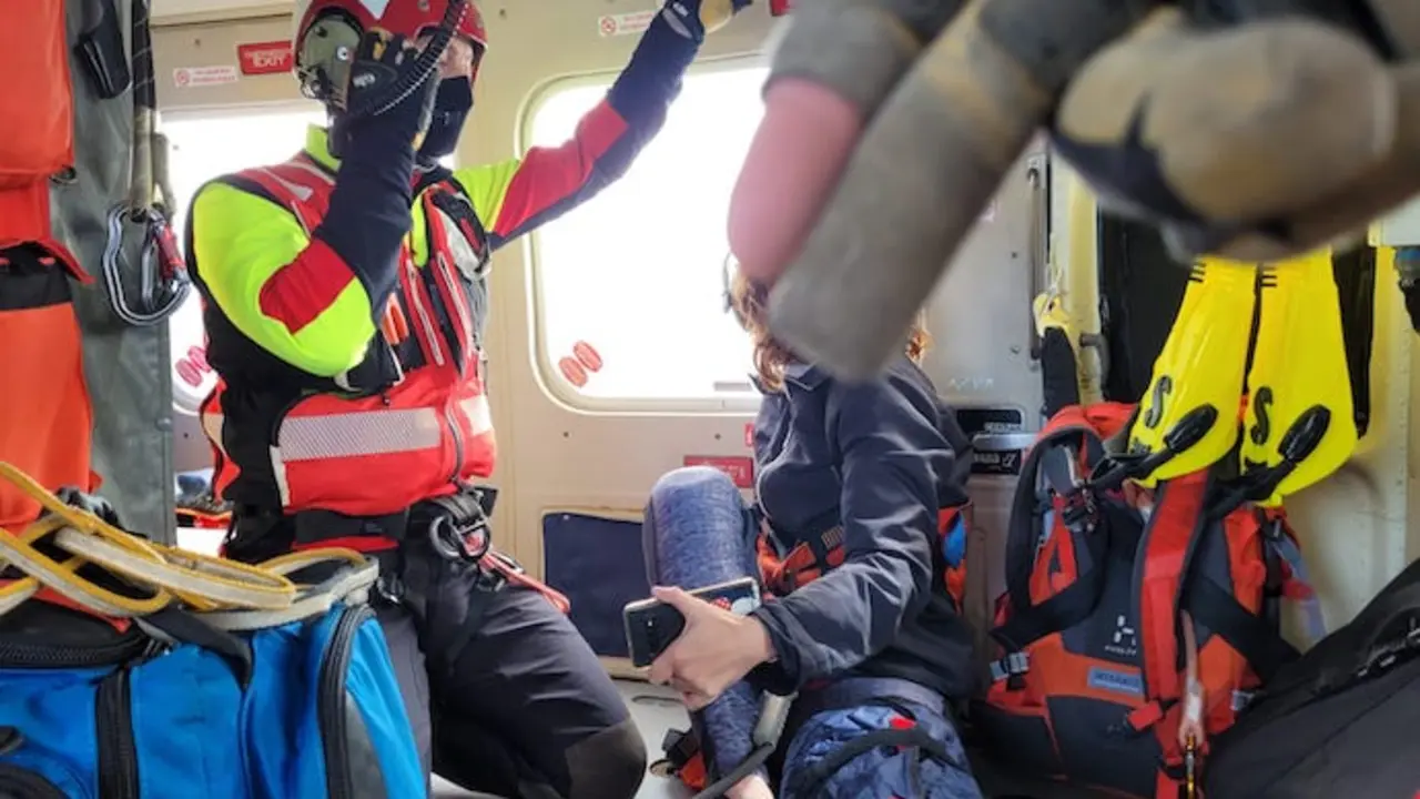 La mujer es trasladada en helic&oacute;ptero desde el monte Buciero.