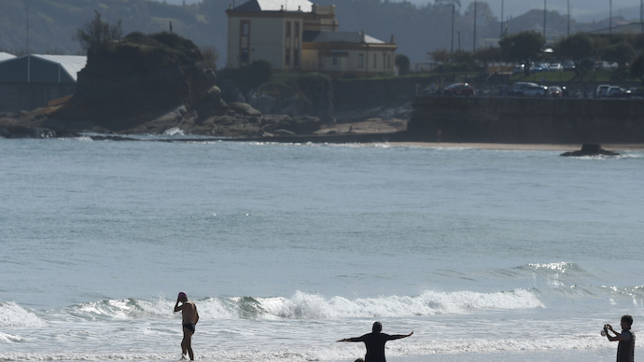 Varias personas en la playa del Sardinero. / ALERTA