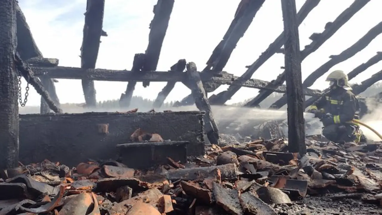 Un incendio ha causado da&ntilde;os en la totalidad de una vivienda de Colio (Cillorigo de Li&eacute;bana) de tres alturas, que ten&iacute;a un doble uso, residencial y ganadero.