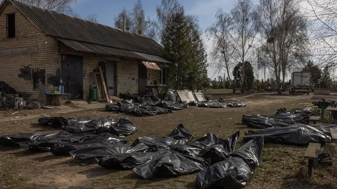 Cuerpos de personas asesinadas, que fueron llevados al cementerio, yacen en el suelo en bolsas para cad&aacute;veres, en Bucha, al noroeste de Kiev, Ucrania, 07 de abril de 2022. Se han encontrado cientos de civiles torturados y asesinados en Bucha y otras partes de la regi&oacute;n de Kiev despu&eacute;s de que el ej&eacute;rcito ruso se retirara de esas zonas. Las crecientes pruebas muestran que se cree que las fuerzas rusas est&aacute;n detr&aacute;s de las atrocidades cuando controlaban las zonas. Las tropas rusas entraron en Ucrania el 24 de febrero, lo que provoc&oacute; combates y destrucci&oacute;n en el pa&iacute;s y desencaden&oacute; una serie de severas sanciones econ&oacute;micas a Rusia por parte de los pa&iacute;ses occidentales. (Rusia, Ucrania) EFE/EPA/ROMAN PILIPEY

Traducci&oacute;n realizada con la versi&oacute;n gratuita del traductor www.DeepL.com/Translator