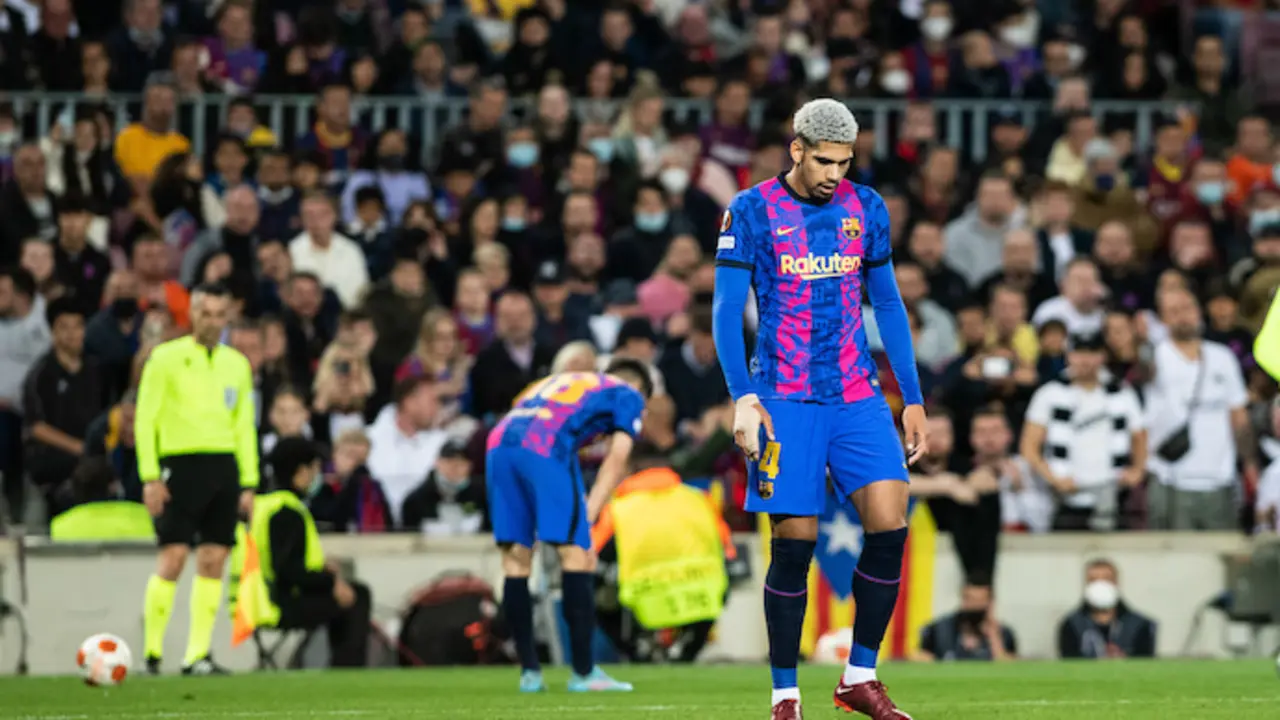 Ronald Araujo del FC Barcelona se lamenta durante el partido de f&uacute;tbol de la Europa League jugado entre el FC Barcelona y el Frankfurt en el estadio Camp Nou el 14 de abril de 2022, en Barcelona, Espa&ntilde;a.
Fecha: 14/04/2022.

Firma: AFP7 / Europa Press - S&oacute;lo para uso en Espa&ntilde;a