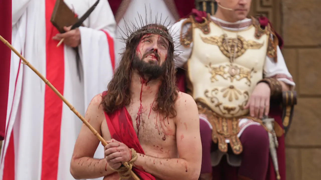 Representaci&oacute;n de la Pasi&oacute;n de Cristo Viviente mientras lo llevan a la cruz para ser crucificado, a 15 de abril de 2022, en Castro-Urdiales, Cantabria (Espa&ntilde;a). Cada a&ntilde;o, acuden m&aacute;s de 20.000 personas a presenciar la representaci&oacute;n de la pasi&oacute;n de Cristo, desde la &uacute;ltima cena hasta la crucifixi&oacute;n de Cristo. El origen de la Pasi&oacute;n Viviente de Castro Urdiales es del a&ntilde;o 1984 cuando un grupo de j&oacute;venes que realizaban un campamento de verano, deciden, junto al Padre &ldquo;Sandalio&rdquo;, crear la representaci&oacute;n de la Pasi&oacute;n de Cristo, que se represent&oacute; por primera vez en el a&ntilde;o 1985.
15 ABRIL 2022;PASION VIVIENTE;CASTROURDIALES
H.Bilbao / Europa Press
15/4/2022
