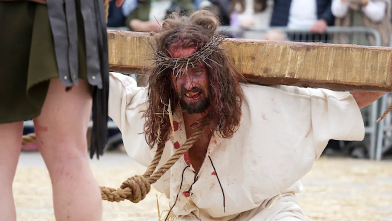 Representaci&oacute;n de la Pasi&oacute;n de Cristo Viviente mientras lo llevan a la cruz para ser crucificado, a 15 de abril de 2022, en Castro-Urdiales, Cantabria (Espa&ntilde;a). Cada a&ntilde;o, acuden m&aacute;s de 20.000 personas a presenciar la representaci&oacute;n de la pasi&oacute;n de Cristo, desde la &uacute;ltima cena hasta la crucifixi&oacute;n de Cristo. El origen de la Pasi&oacute;n Viviente de Castro Urdiales es del a&ntilde;o 1984 cuando un grupo de j&oacute;venes que realizaban un campamento de verano, deciden, junto al Padre &ldquo;Sandalio&rdquo;, crear la representaci&oacute;n de la Pasi&oacute;n de Cristo, que se represent&oacute; por primera vez en el a&ntilde;o 1985.
15 ABRIL 2022;PASION VIVIENTE;CASTROURDIALES
H.Bilbao / Europa Press
15/4/2022