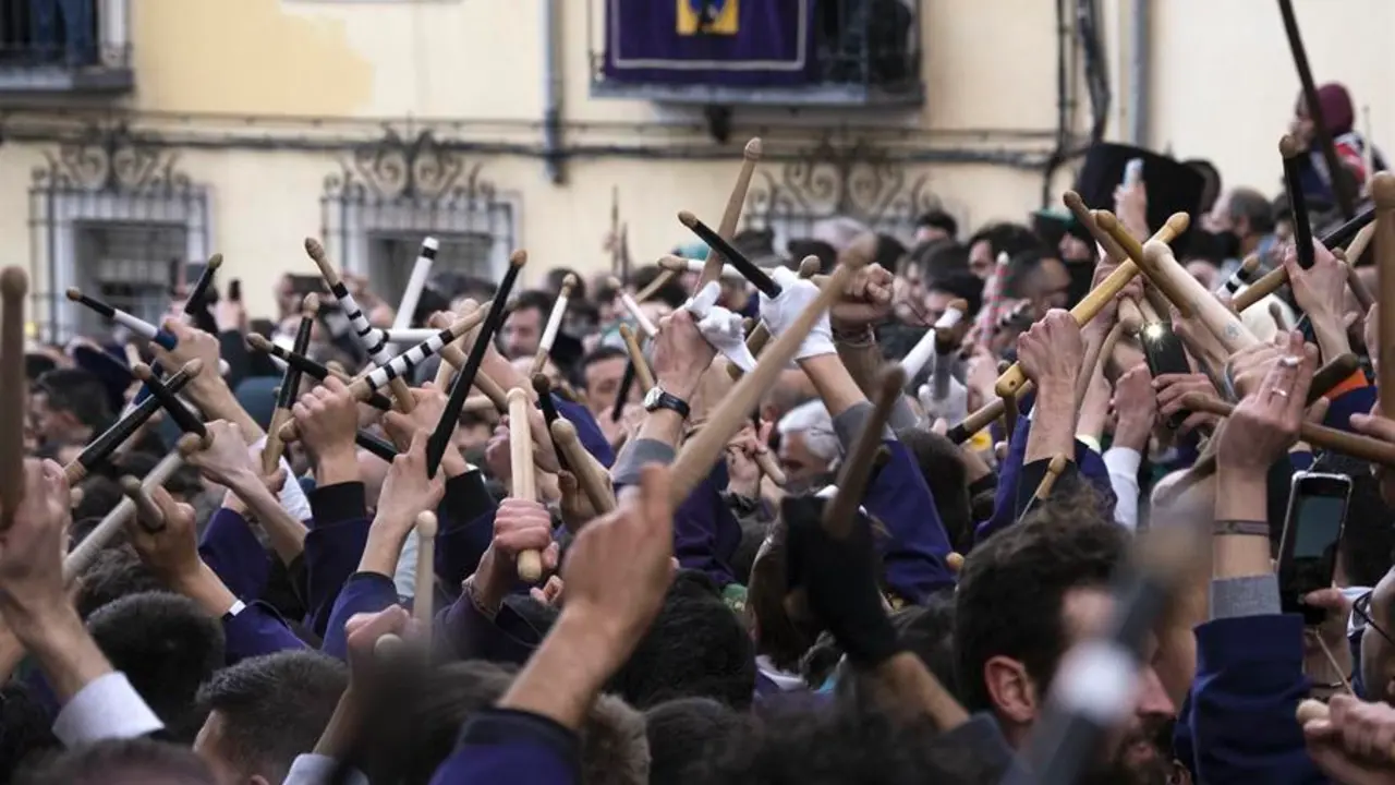 Las Turbas delante de Jes&uacute;s Camino del Calvario, durante su procesi&oacute;n este viernes, en Cuenca. EFE/ Jos&eacute; del Olmo