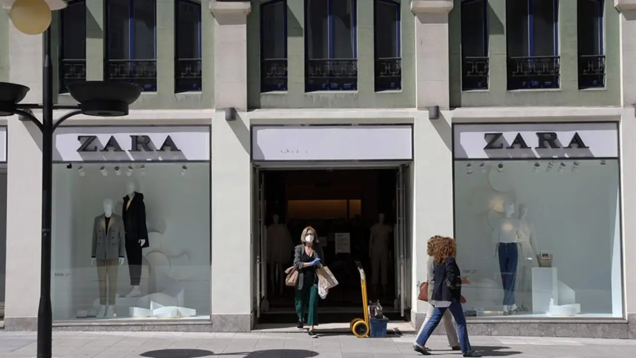 Una tienda de Zara en centro de Oviedo, en una fotograf&iacute;a de archivo. EFE/J.L. Cereijido.