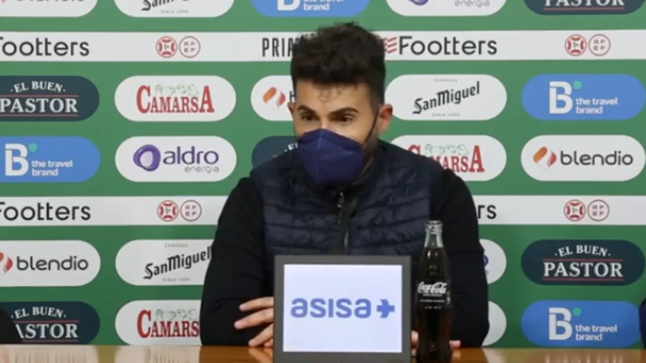 Fern&aacute;ndez Romo durante la rueda de prensa de ayer. / ALERTA