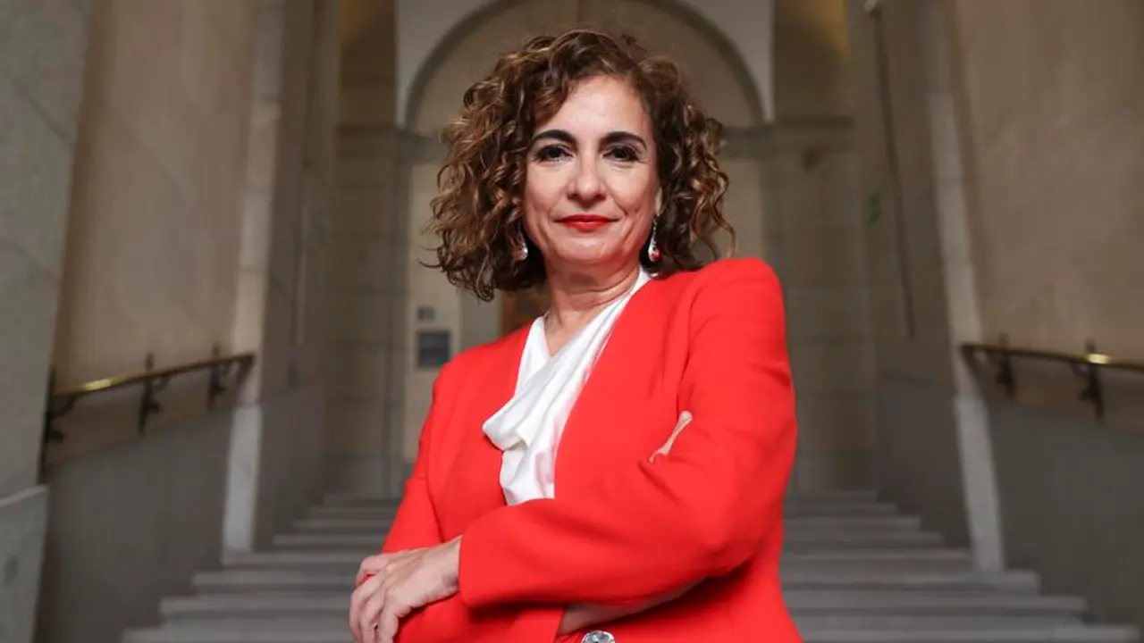 La ministra de Hacienda y Funci&oacute;n P&uacute;blica, Mar&iacute;a Jes&uacute;s Montero, posa en una entrevista con EFE, en la que explic&oacute; que su Ministerio prepara un plan de choque de ahorro energ&eacute;tico en el &aacute;mbito de la administraci&oacute;n p&uacute;blica que pasa por volver a fomentar el teletrabajo para los puestos que lo permitan y siempre que no repercuta en el funcionamiento de los servicios p&uacute;blicos. EFE/ Kiko Huesca