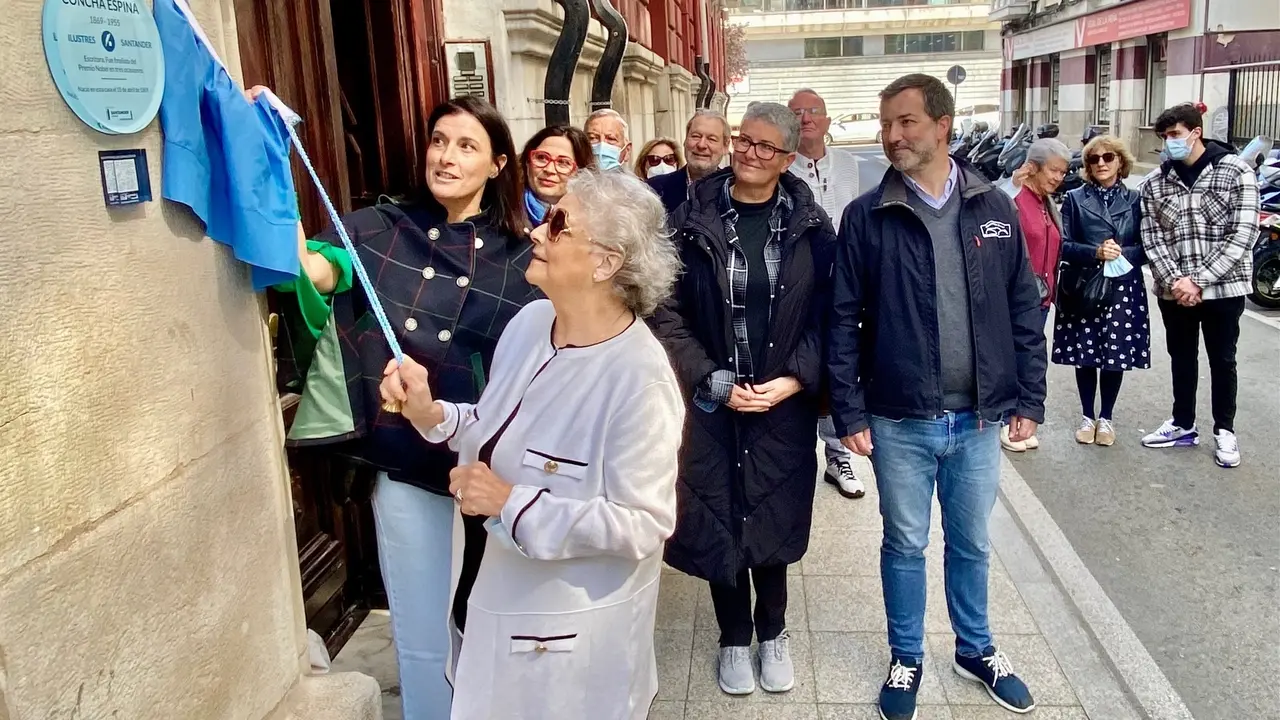 La escritora Concha Espina descubre la nueva placa en su nombre. / ALERTA