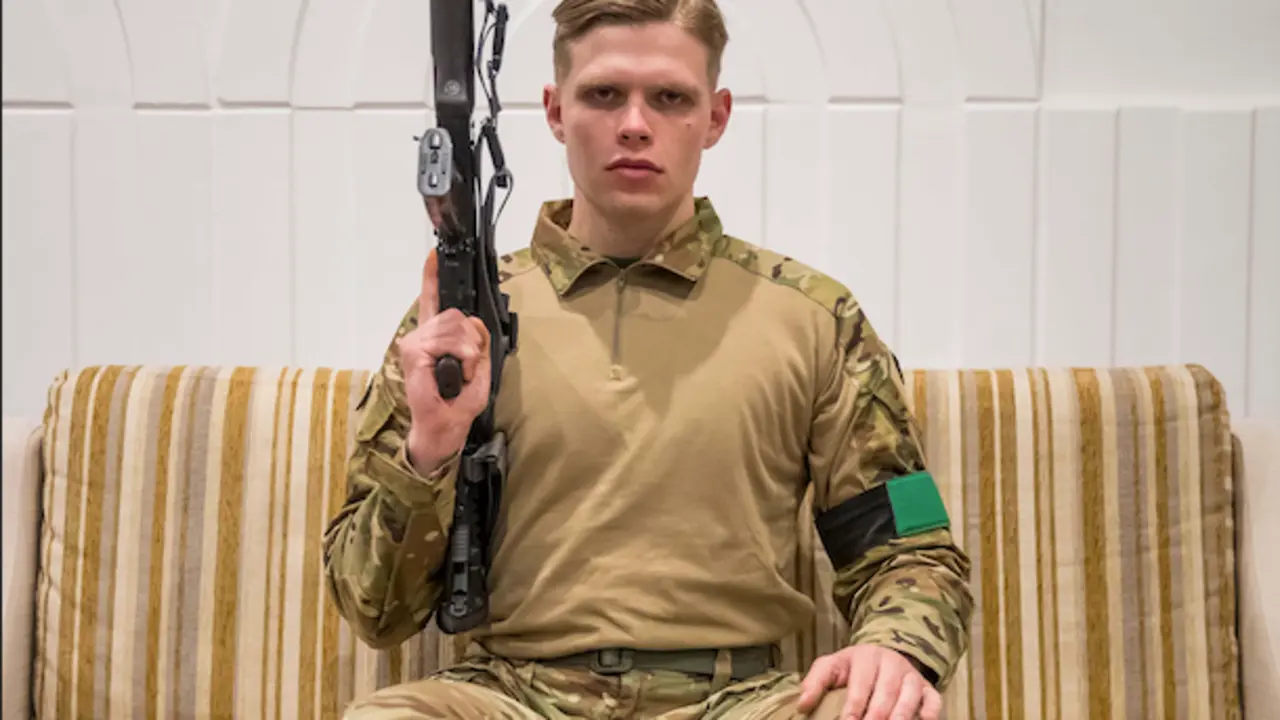- Fotograf&iacute;a del 15 de abril del 202 donde se observa a Bohdan, de 23 a&ntilde;os, posar para un retrato, en un campo de entrenamiento ubicado en las inmediaciones de Kiev (Ucrania). No teng&aacute;is prisa, porque si ten&eacute;is prisa vais a cometer errores. Y si comet&eacute;is errores, vais a morir, dice el instructor a un grupo de cincuenta j&oacute;venes que antes de la guerra ten&iacute;an una vida completamente normal. Ahora, portan uniforme militar, van armados y est&aacute;n aprendiendo a c&oacute;mo combatir en el interior de un edificio porque, en pocos d&iacute;as, se ir&aacute;n a reforzar uno de los frentes de Ucrania. EFE/ Miguel Guti&eacute;rrez