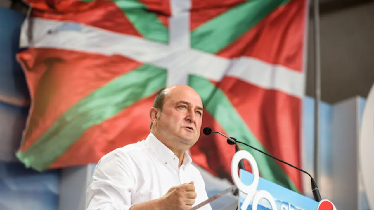 El presidente del PNV, Andoni Ortuzar, ha hecho este domingo a EH Bildu una oferta de "entendimiento" y "pacto" "para sacar adelante a este pa&iacute;s y responder a las demandas de la gente"