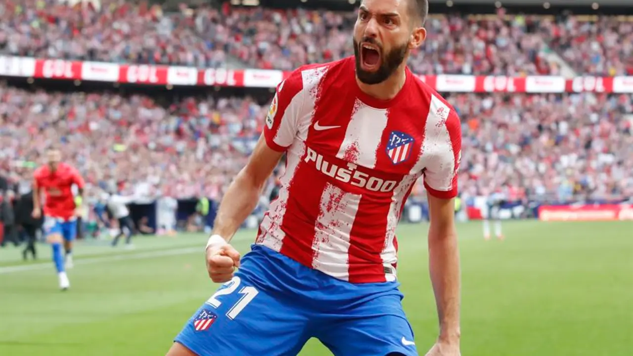El delantero belga del Atl&eacute;tico de Madrid Yannick Carrasco, celebra su gol contra el Espanyol durante el partido de la jornada 32 de LaLiga Santander, en el estadio Wanda Metropolitano en Madrid. EFE / Juan Carlos Hidalgo