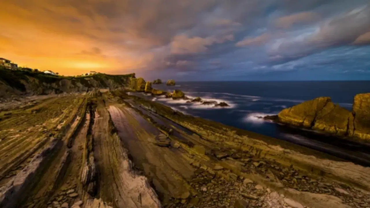 Dram&aacute;tica vista de la Playa de la Arnia, Cantabria, Espa&ntilde;a.