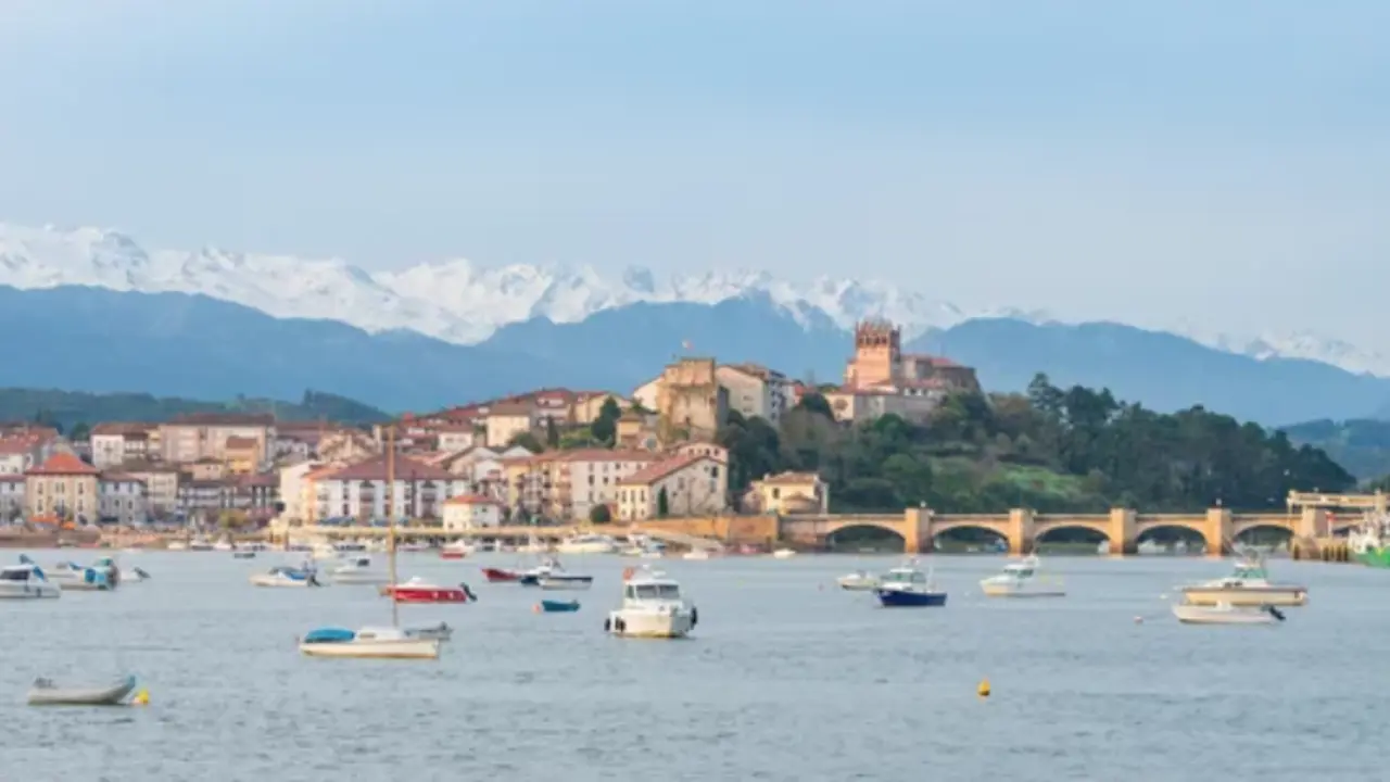 Vista de la localidad de San Vicente de La Barquera y al fondo los Picos de Europa. / ALERTA
