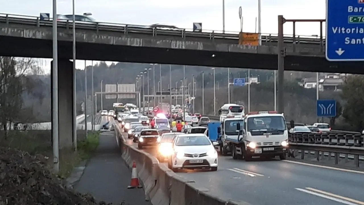 Imagen de los coches detenidos, en la A-8.