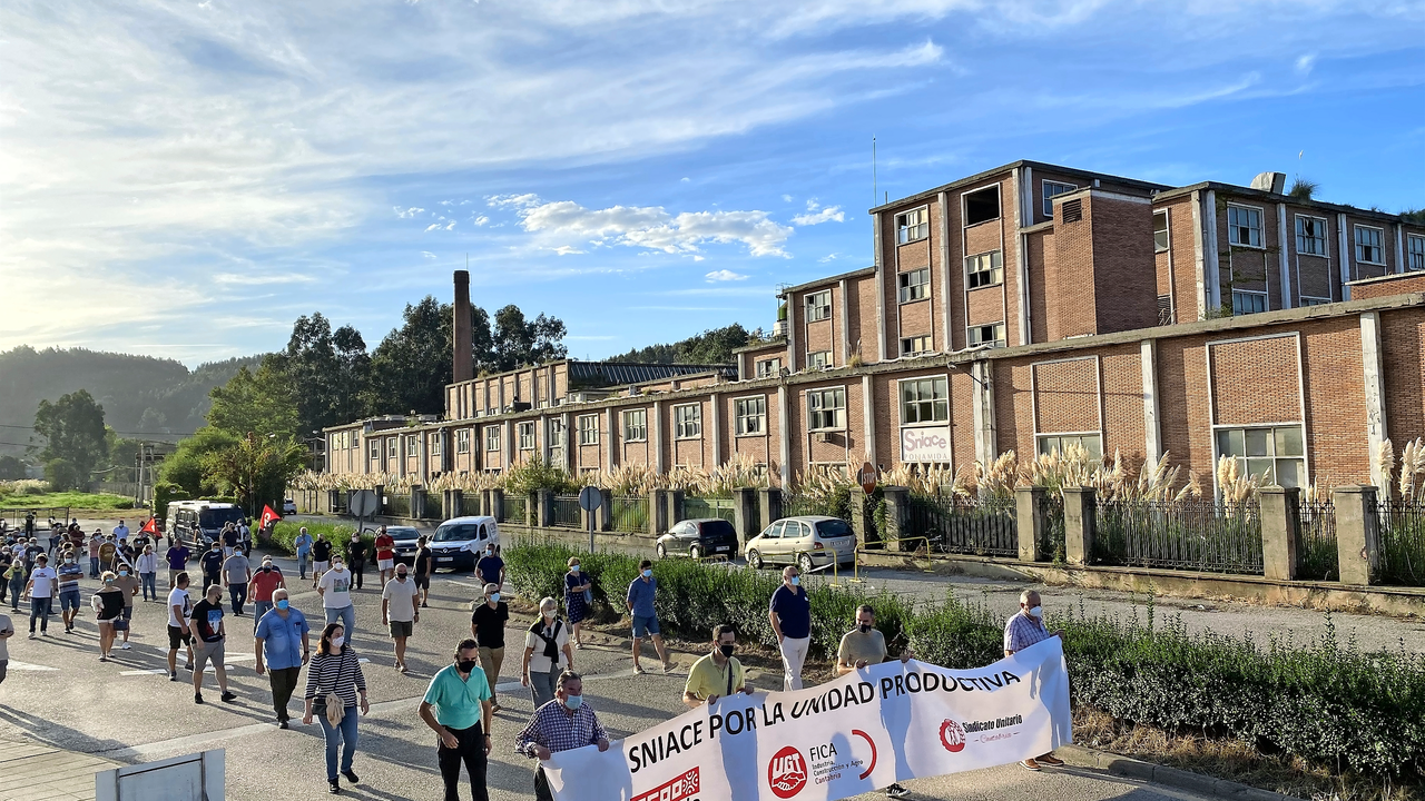 Los trabajadores de Sniace en una de las &uacute;ltimas manifestaciones celebradas en el complejo. / alerta archivo