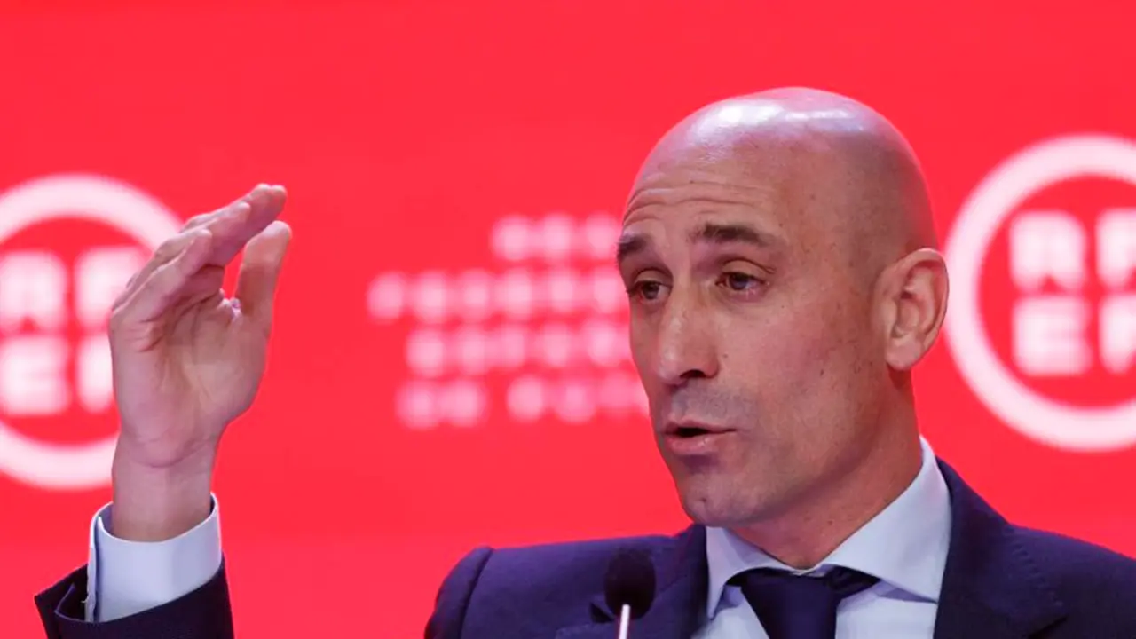 Luis Rubiales, presidente de la Real Federaci&oacute;n Espa&ntilde;ola de F&uacute;tbol, comparece ante los medios de comunicaci&oacute;n acompa&ntilde;ado del secretario general, Andreu Camps, para abordar la pol&eacute;mica generada por los contratos suscritos con Arabia Saud&iacute; para la celebraci&oacute;n de la Supercopa de Espa&ntilde;a, este mi&eacute;rcoles en la Ciudad del F&uacute;tbol de Las Rozas. EFE/Rodrigo Jim&eacute;nez