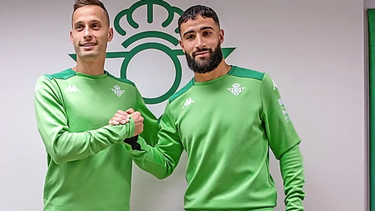 Sergio Canales y Nabil Fekir. / EFE