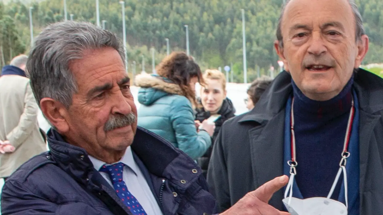El presidente de Cantabria, Miguel &Aacute;ngel Revilla y el consejero de Industria, L&oacute;pez Marcano. / ALERTA