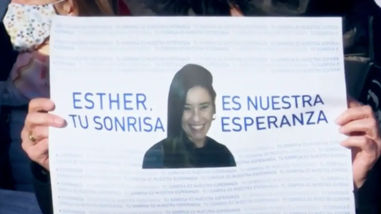 Una vecina de Traspinedo sostiene un cartel con el rostro de la joven fallecida. / ALERTA