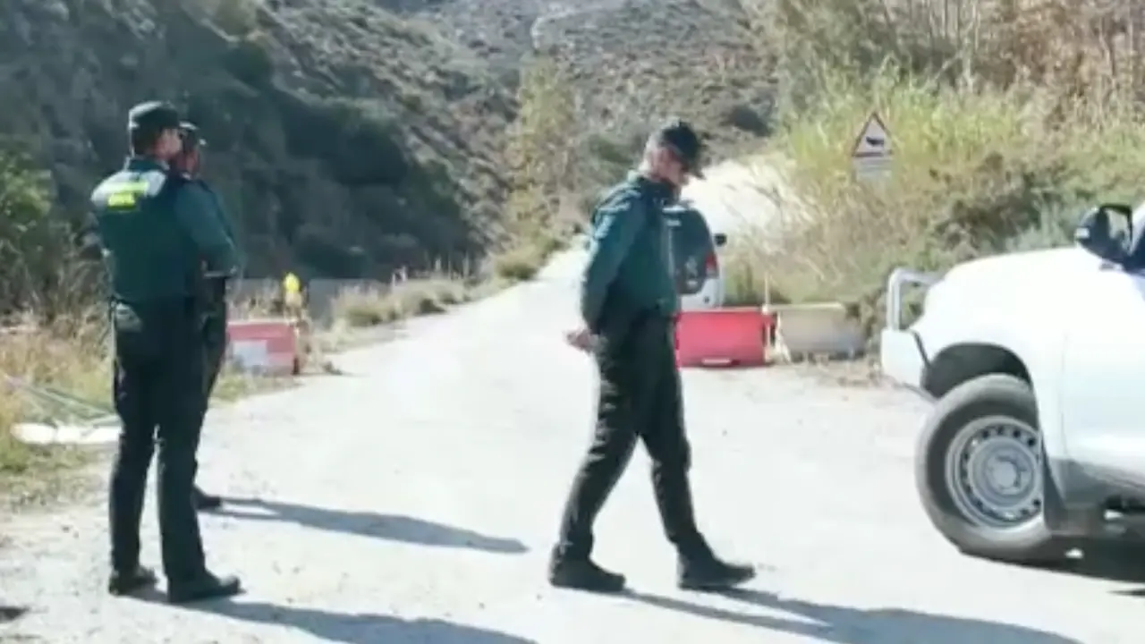 Los cad&aacute;veres de un hombre de 61 a&ntilde;os y de su pareja, una mujer de 47, han sido hallados este jueves con signos de violencia en un anejo de Sorvil&aacute;n (Granada), seg&uacute;n ha informado a EFE la Guardia Civil, que ha abierto una investigaci&oacute;n para esclarecer los hechos, aunque descarta en principio la violencia machista.