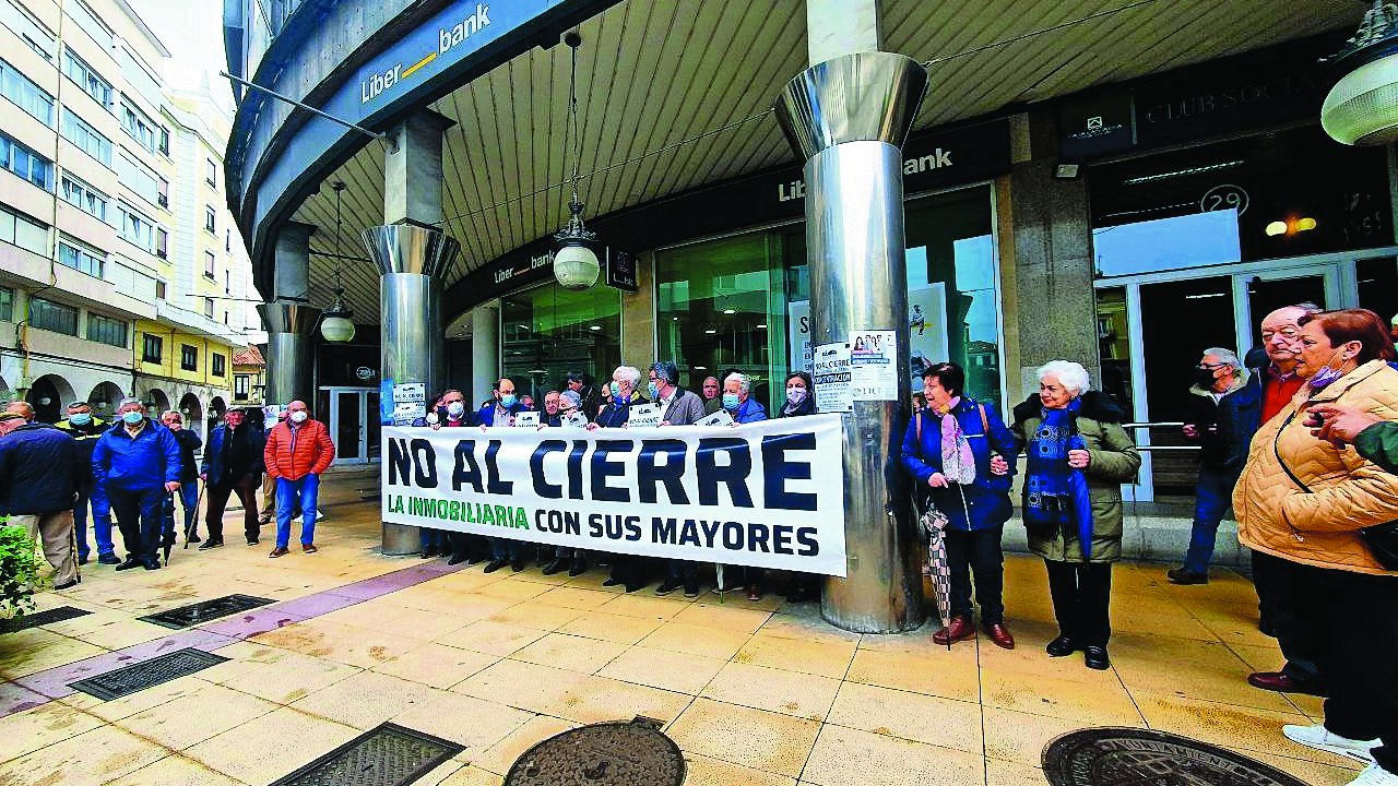 Vecinos de la Inmobiliaria durante la protesta de hoy frente a la sede central de LIberbank.