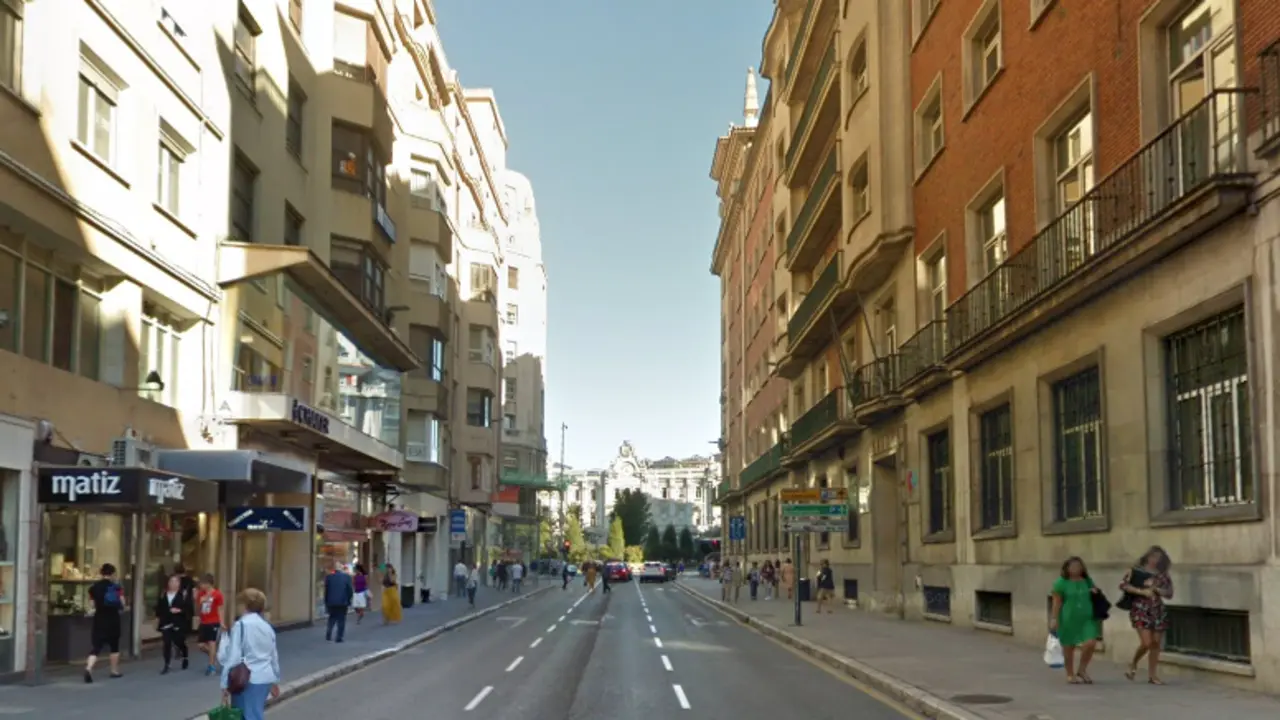 Varias personas por la calle Isabel II en Santander. / ALERTA