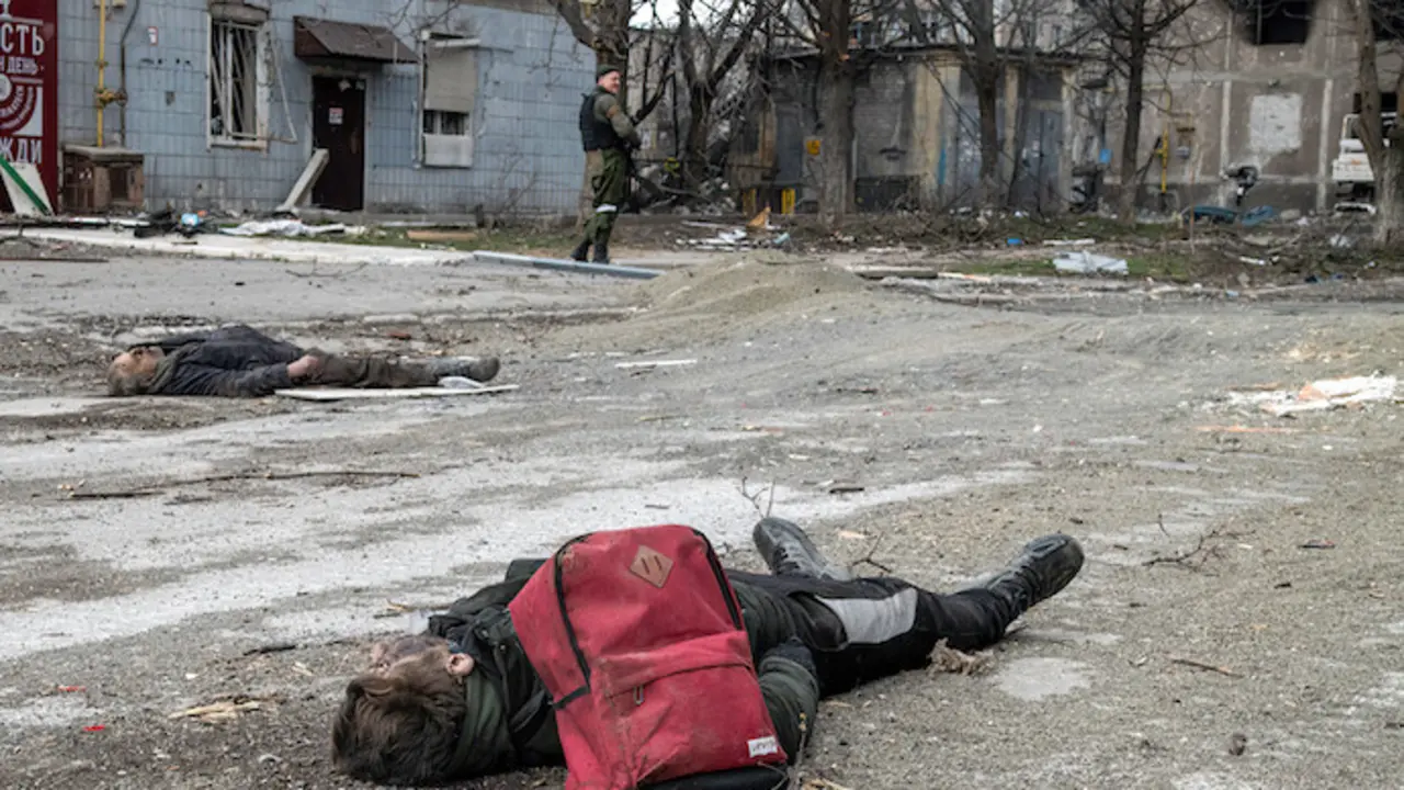 Los cuerpos de un civil yacen en una intersecci&oacute;n en el centro de Mariupol mientras un combatiente de la Rep&uacute;blica Popular de Donetsk hace guardia. Foto: Maximilian Clarke/SOPA Images v&iacute;a ZUMA Press Wire/dpa - ACHTUNG: Contenido gr&aacute;fico
Fecha: 03/04/2022.