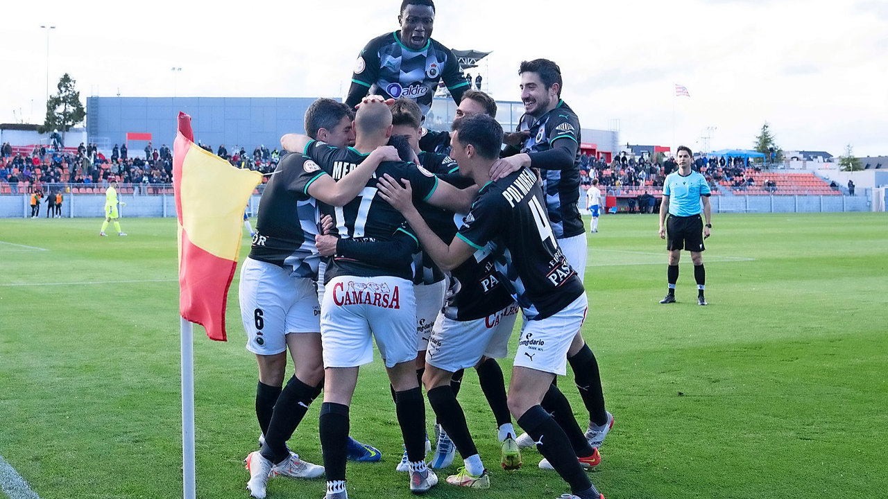 Los jugadores del Racing celebran uno de los goles en la esquina del campo. / RRC