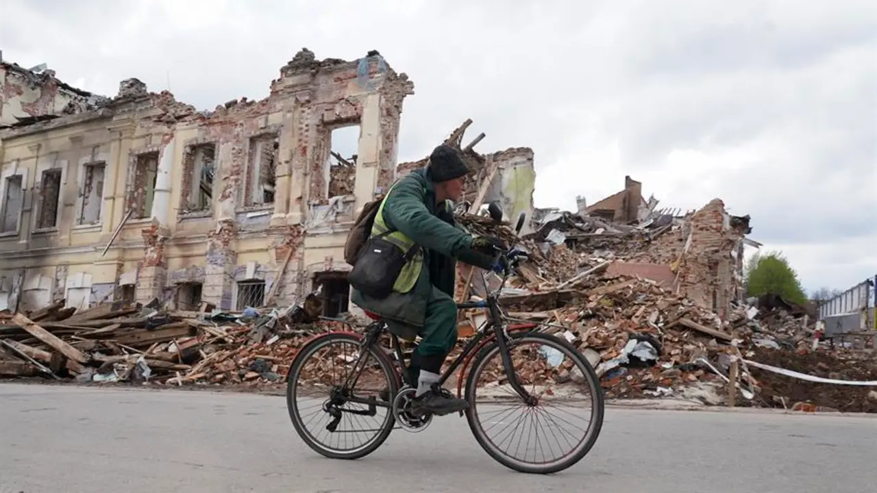 Un habitante de J&aacute;rkov pasa en bicicleta delante de un edificio destruido por los ataques rusos. EFE/EPA/VASILIY ZHLOBSKY