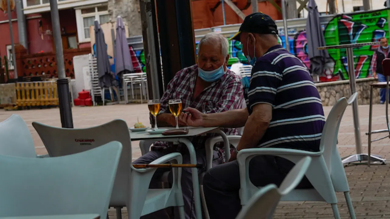 Varias personas en una terraza de la localidad de Astillero. / ALERTA