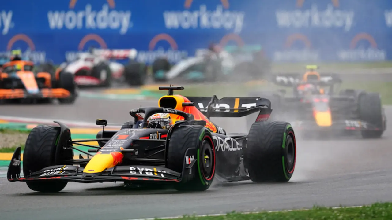 El piloto holand&eacute;s de F1 Max Verstappen, del equipo Oracle Red Bull, compite durante el Gran Premio de F&oacute;rmula Uno de Emilia Romagna en el circuito Autodromo Internazionale Enzo e Dino Ferrari. Foto: David Davies/PA Wire/dpa