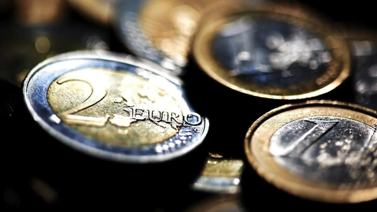 Detalle de varias monedas de euro, en una fotograf&iacute;a de archivo. EFE/Oliver Berg