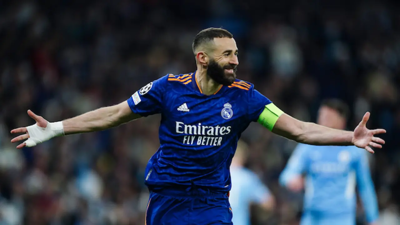 Karim Benzema, del Real Madrid, celebra el tercer gol de su equipo durante el partido de ida de las semifinales de la Liga de Campeones de la UEFA entre el Manchester City y el Real Madrid en el Etihad Stadium. Foto: Mike Egerton/PA Wire/dpa
Fecha: 26/04/2022.