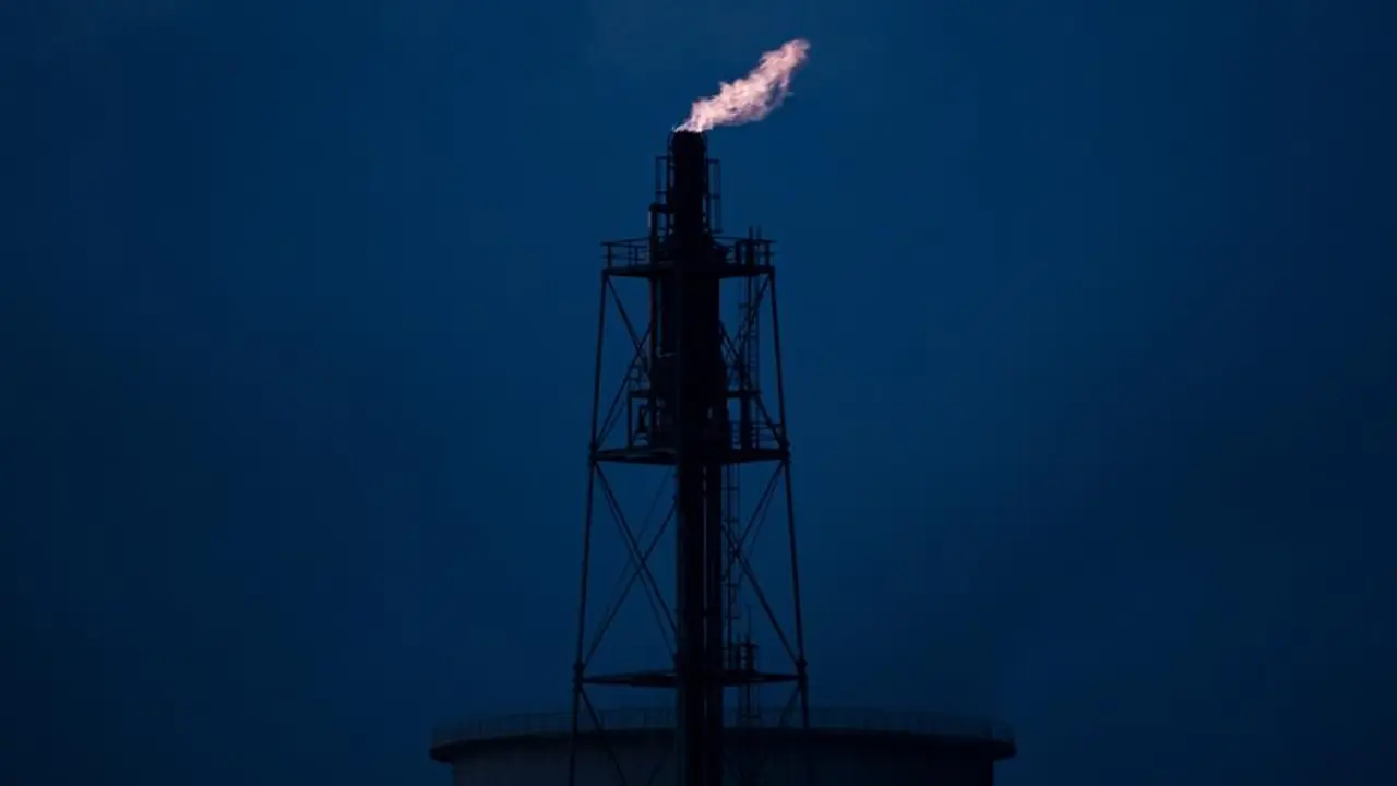 Una llamarada de gas en la refiner&iacute;a de petr&oacute;leo de TotalEnergies Leuna, cerca de Spergau, Alemania del Este, el 25 de abril de 2022. Debido a la invasi&oacute;n rusa de Ucrania, la Uni&oacute;n Europea prepara un plan para embargar el petr&oacute;leo ruso. (Alemania, Rusia, Ucrania) EFE/EPA/FILIP SINGER