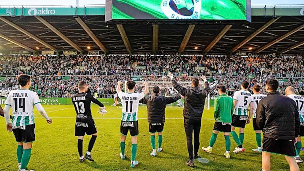 Los jugadores del Racing, celebrando con su afici&oacute;n. / real racing club