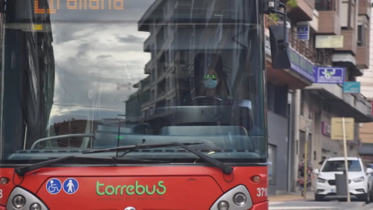 Uno de los autobuses que circulan por la ciudad de Torrelavega. / ALERTA