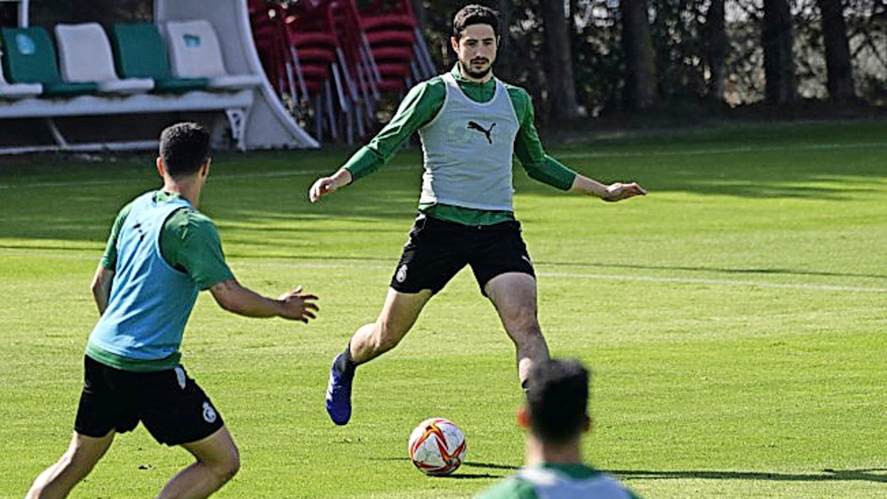 Pablo Bobadilla, durante el entrenamiento de ayer sobre el Santi Guti&eacute;rrez Calle. / RRC