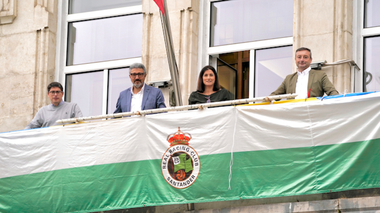 La bandera cubre el balc&oacute;n del Ayuntamiento de Santander.
