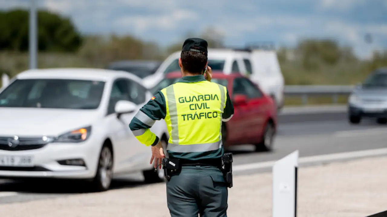 Un agente de la Guardia Civil en un control de tr&aacute;fico de la Guardia Civil. / Alberto Ortega / EP