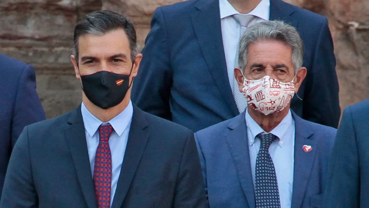 El presidente de Espa&ntilde;a, Pedro S&aacute;nchez, y el presidente de Cantabria, Miguel &Aacute;ngel Revilla. EP