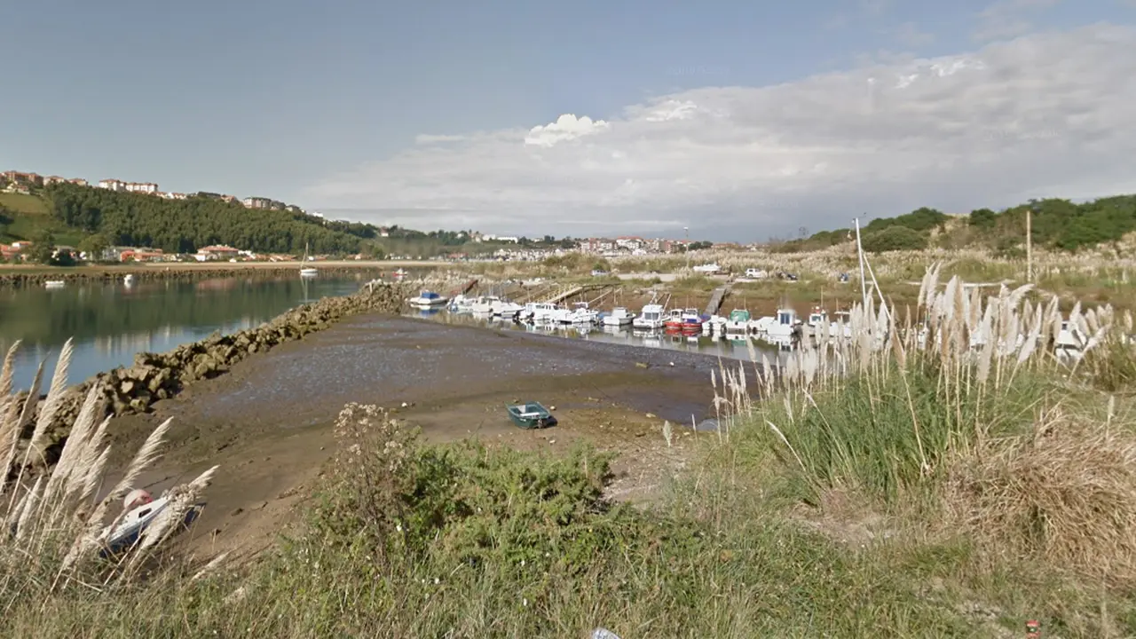 Vista del puerto de &lsquo;La Pozona&rsquo;, situado en la antigua cantera de Cuch&iacute;a, en el municipio de Miengo. / ALERTA
