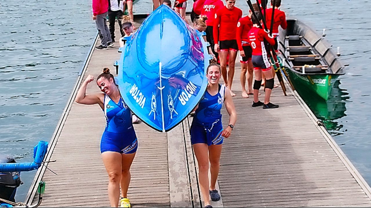 Edurne Portilla y Anjana N&uacute;&ntilde;ez, con las hermanas Redondo atr&aacute;s, llevando el batel a hombros tras su gran regata.