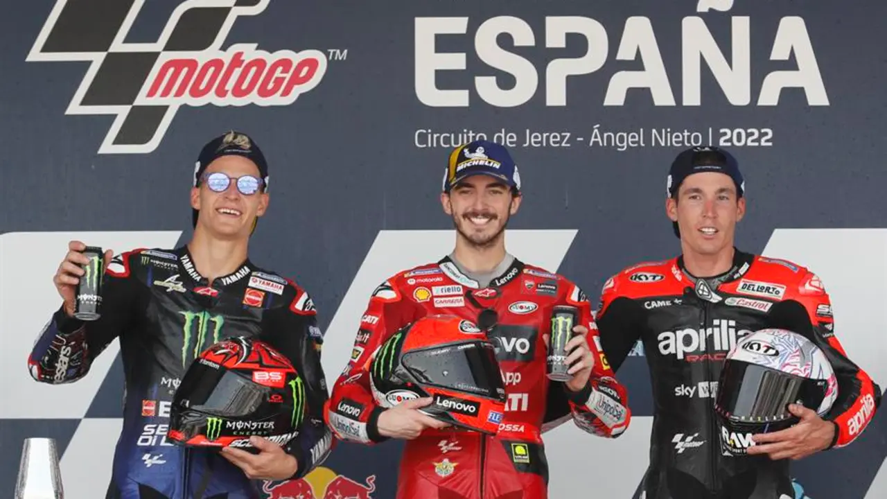 El piloto italiano Francesco Bagnaia (Ducati Lenovo Team) (C) en el podio tras conseguir la victoria en el Gran Premio de Espa&ntilde;a de Motociclismo celebrado este domingo en el circuito "&Aacute;ngel Nieto" de Jerez de la Frontera (C&aacute;diz). El franc&eacute;s Fabio Quartararo (Yamaha YZR M 1) (i) ocup&oacute; la segunda posici&oacute;n, seguido del espa&ntilde;ol Aleix Espargar&oacute; (Aprilia RS-GP) (d) EFE/Jose Manuel Vidal