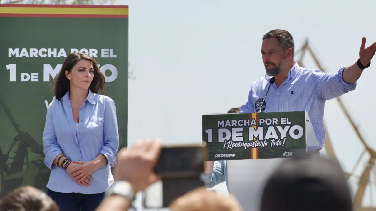 Santiago Abascal dando un discurso en Cadiz por 1 de mayo.