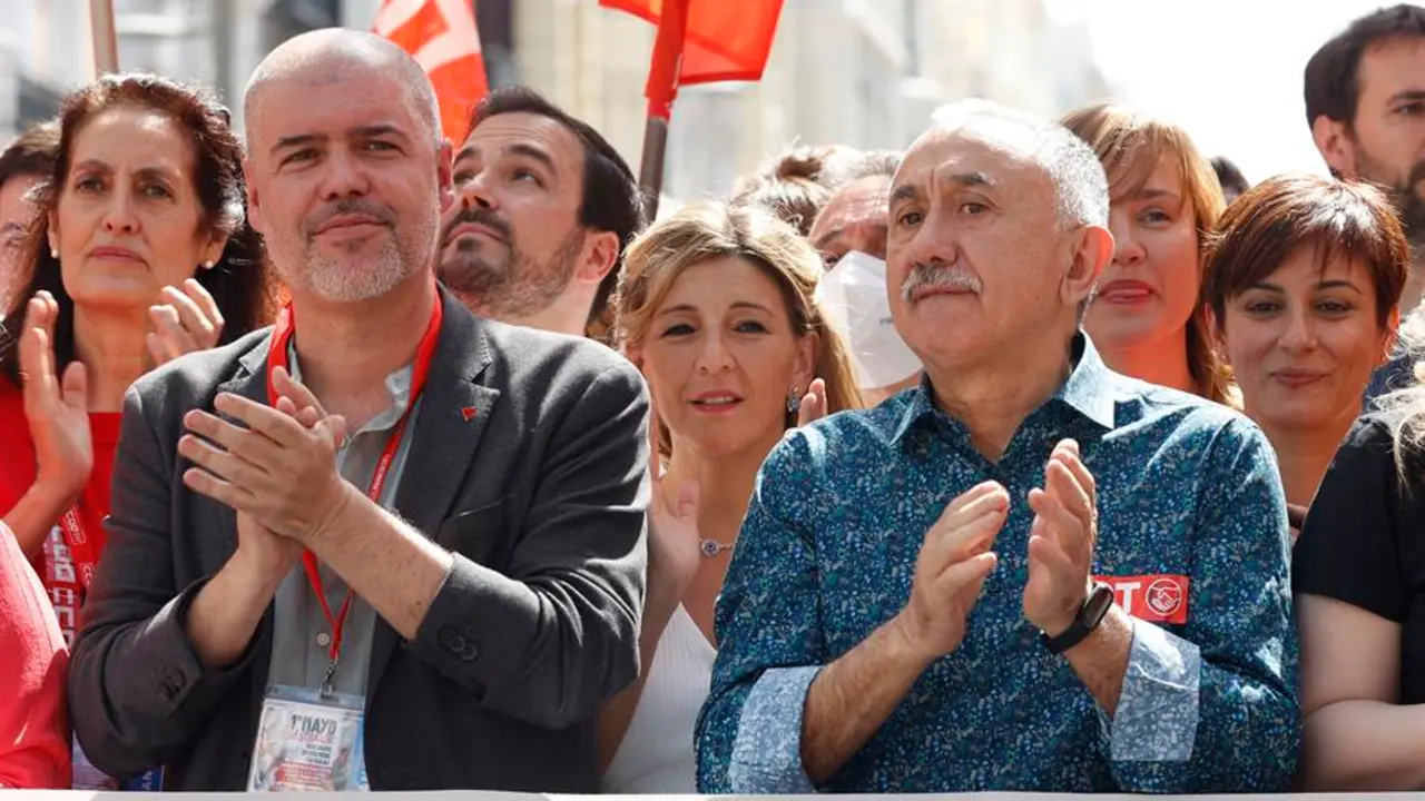 Los secretarios generales de CC.OO. y UGT, Unai Sordo (i) y Pepe &Aacute;lvarez, asisten a la manifestaci&oacute;n del 1&ordm; de Mayo en la cabecera de la marcha, este domingo. EFE/Juan Carlos Hidalgo