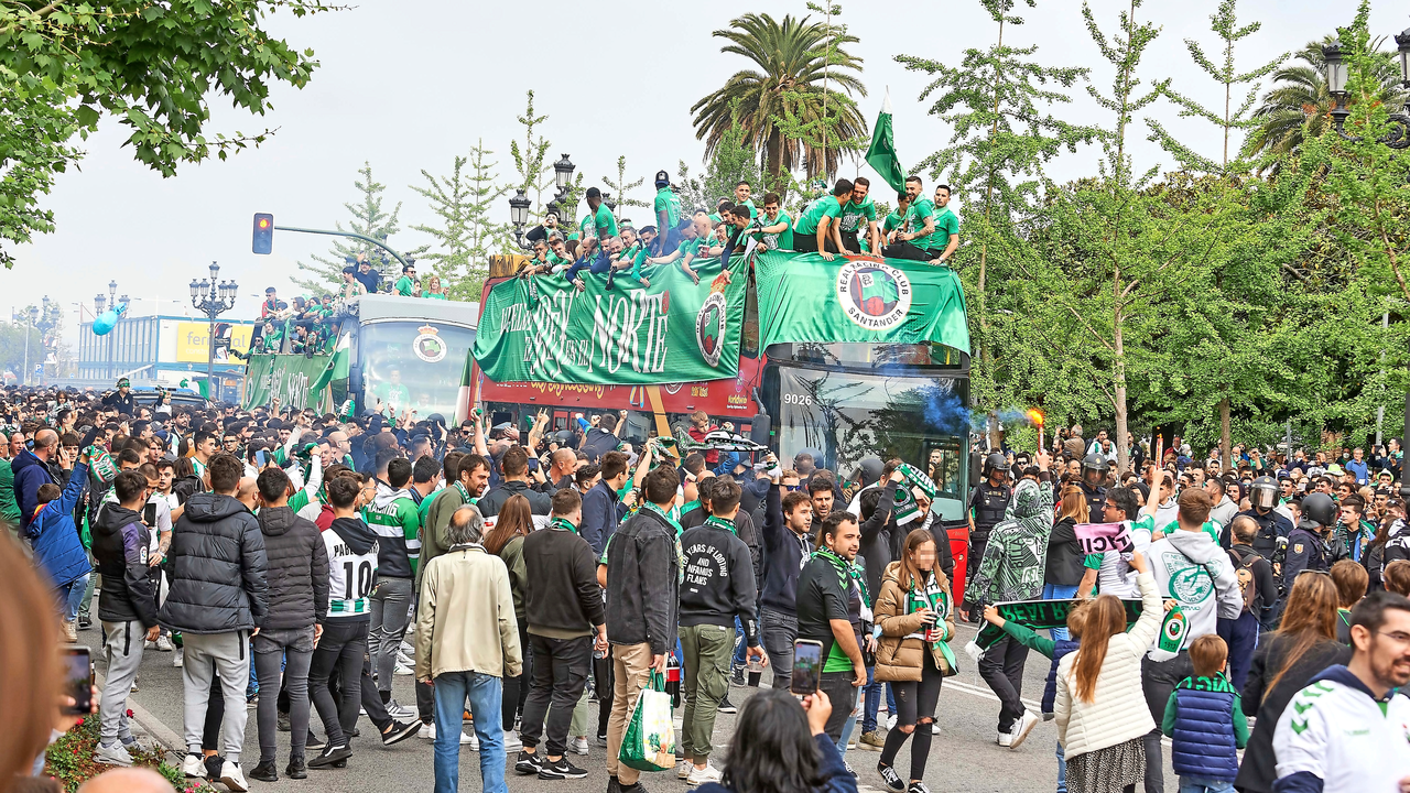 Los jugadores del Racing, escoltados por sus aficionados camino del Ayuntamiento. / c&eacute;sar Ortiz