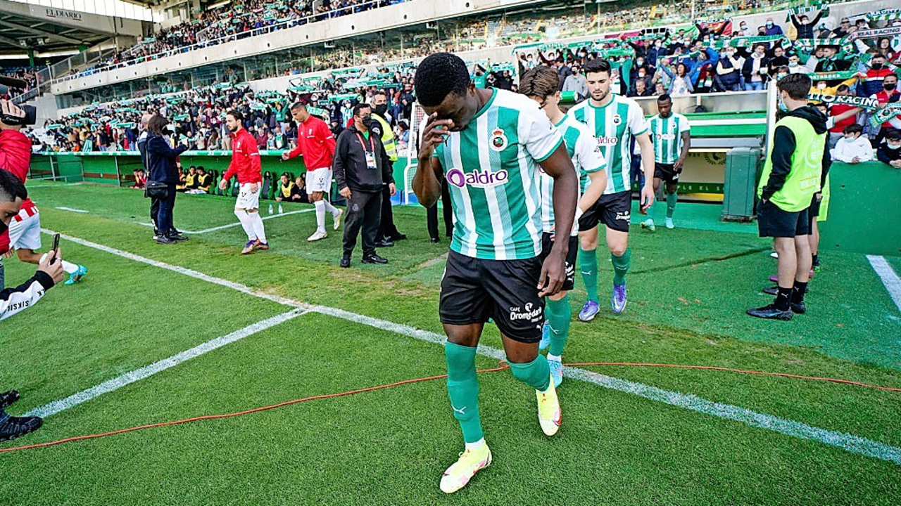 Soko, saliendo del t&uacute;nel de vestuarios de Los Campos de Sport. / real racing club
